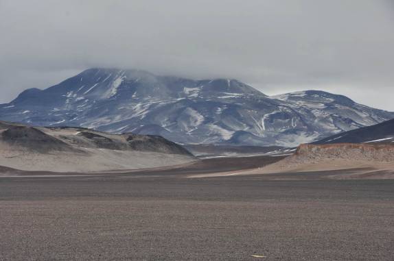 Nossa primeira visão do majestoso Ojos del Salado, a segunda maior montanha das Américas, na fronteira entre Chile e Argentina, região do Paso San Francisco